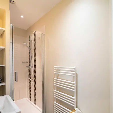 Quiet And Luxurious - Center *